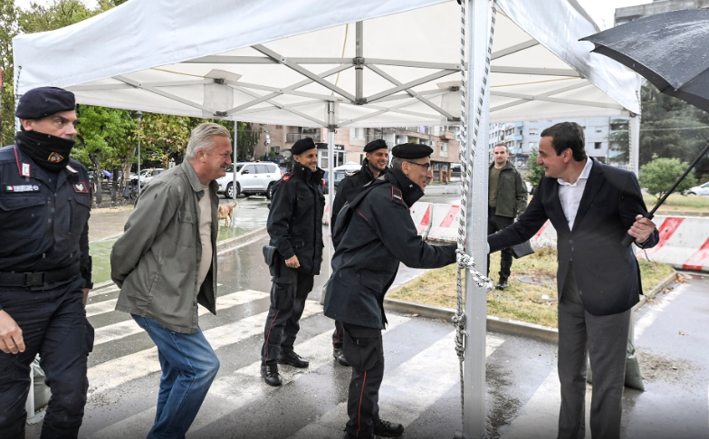 Vizita në veri, ZKM ndan foto të Kurtit duke kaluar mbi Urën e Ibrit e biseduar me ushtarët italianë