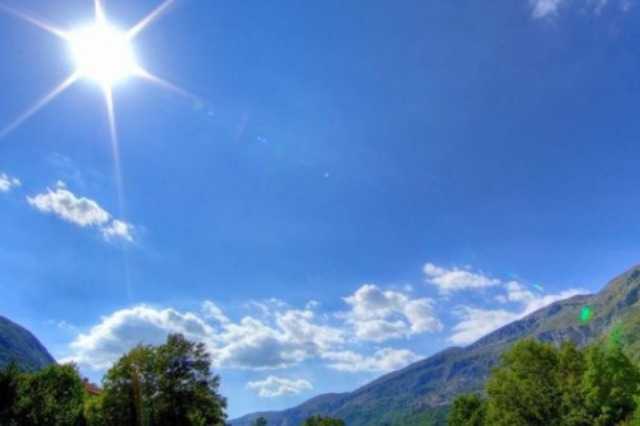 Shqipëri, moti do të jetë me diell dhe vranësira të pakta, mjegull në verilindje