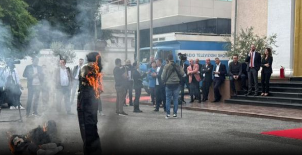 Deputetët e opozitës kaos para Kuvendit, ia vënë flakën edhe kukullave me figurën e Ramës