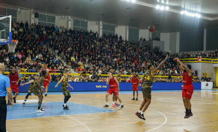 Superliga e basketbollit rikthehet në aksion me superpërballje  