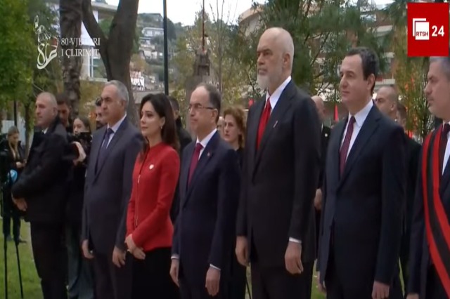 Mbahet në Vlorë ceremonia e ngritjes së flamurit, të pranishëm krerët e shtetit dhe Kryeministri Kurti