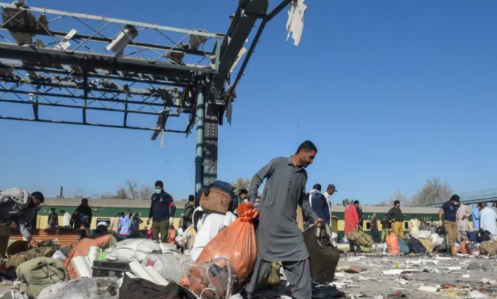 Të paktën 24 të vrarë nga shpërthimi i bombës në stacion treni në Pakistan