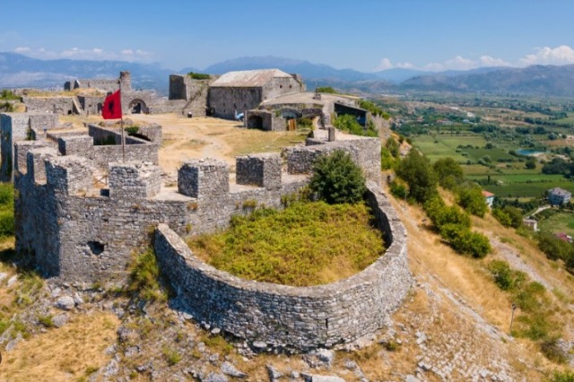 Bum turistësh në Shkodër – Kalaja “Rozafës” objekti kryesor turistik