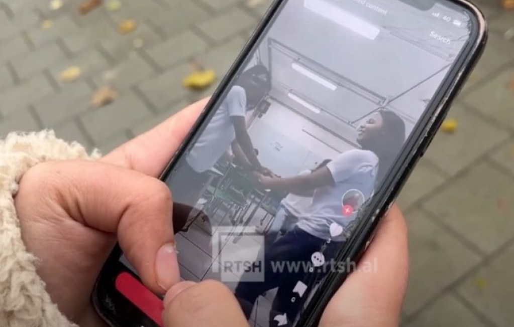 TikTok, sfida më e re e stafeve arsimore, prindërve dhe psikologëve