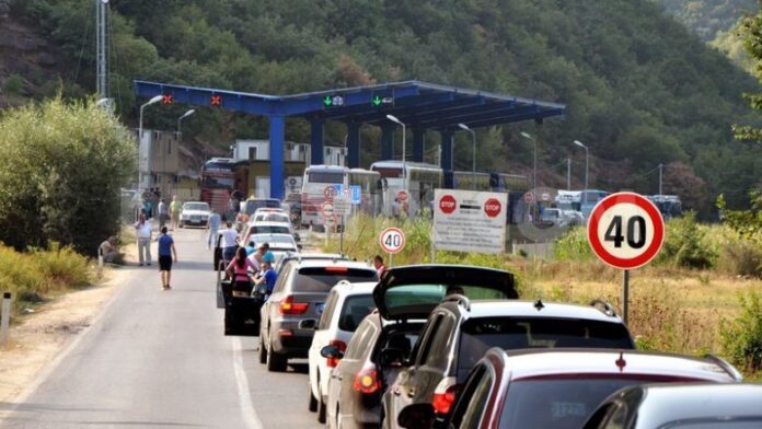 Bie fluksi i pritjeve në pikat kufitare për të hyrë në Kosovë