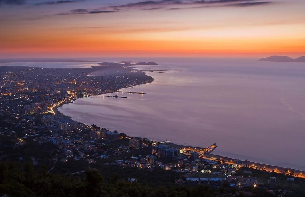 “Travel and Tour World”: Vlora – perla mesdhetare në zhvillim me plazhe të parezistueshme