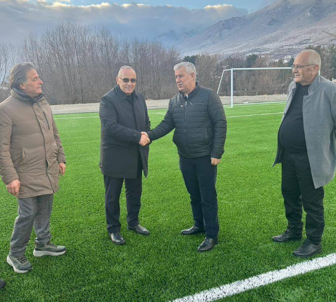 Presidenti Ademi viziton Istogun: “Çdo 45 ditë nga një fushë futbolli”