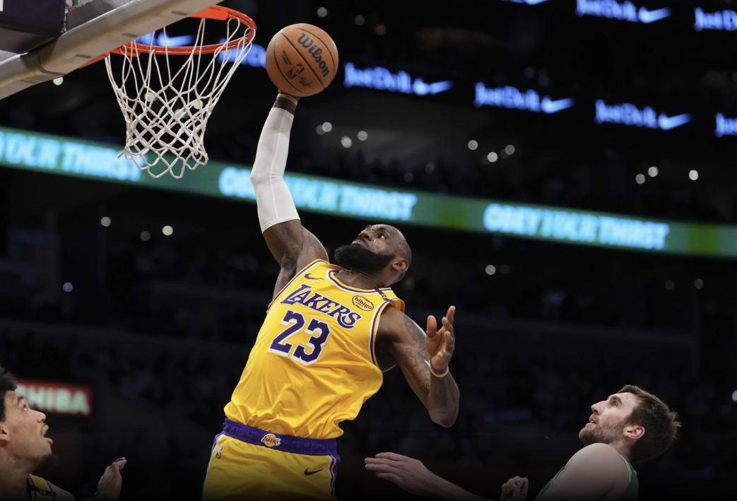 Lakersat mund kampionët e Bostonit