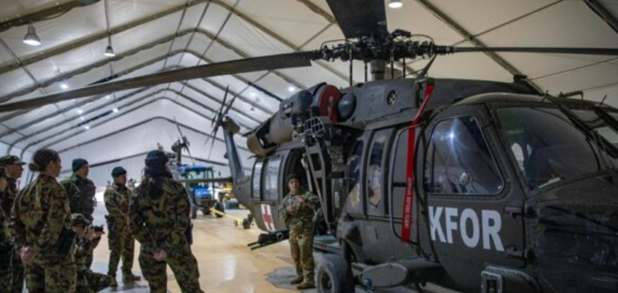 KFOR-i tregon helikopterët “Blackhawk”, njofton se ushtarët amerikanë dhe zviceranë kanë kryer stërvitje