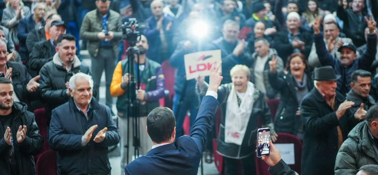 Abdixhiku nga tubimi masiv në Gjonaj: Kryengritja e djathtë po ndodhë