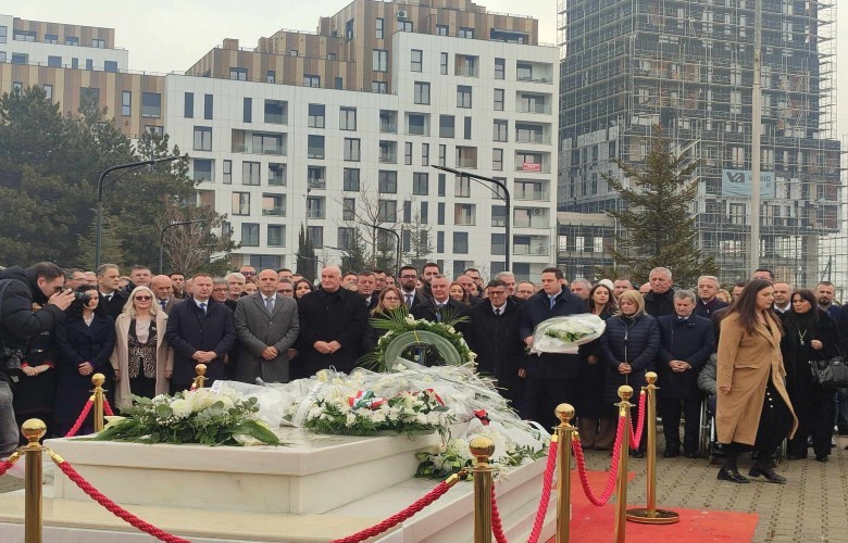 Abdixhiku homazhe te varri i Rugovës: Ishte shqiptari më i madh