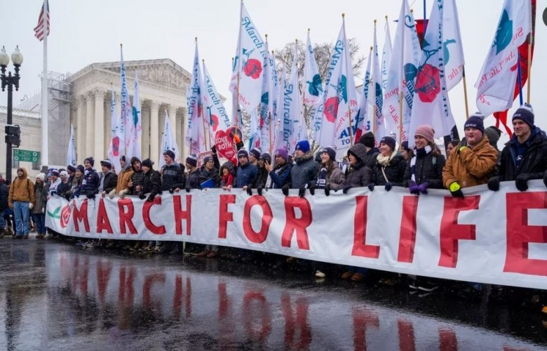 Presidenti Trump fal 23 protestues kundër abortit