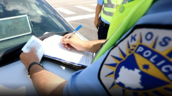 Policia shqiptoi 1 493 gjoba trafiku për 24 orë