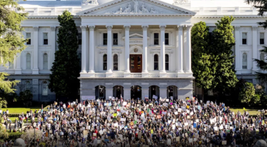 Mijëra qytetarë në mbarë SHBA-në protestojnë kundër politikave të Trumpit