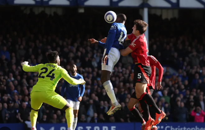 Everton dhe Man United ndajnë pikët në një sfidë dramatike