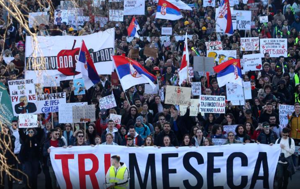 Studentët e Serbisë udhëheqin bllokadat e urave të Danubit