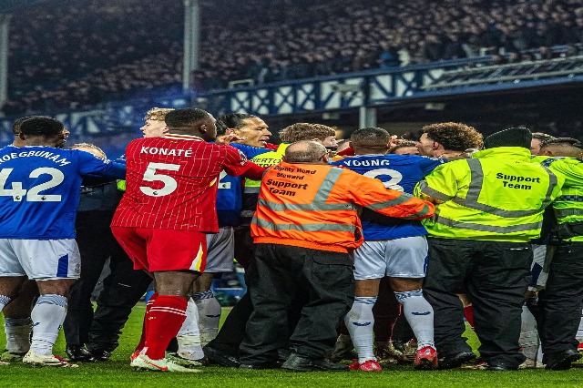 Derbi i fundit në “Goodison Park” mbyllet me “luftë”