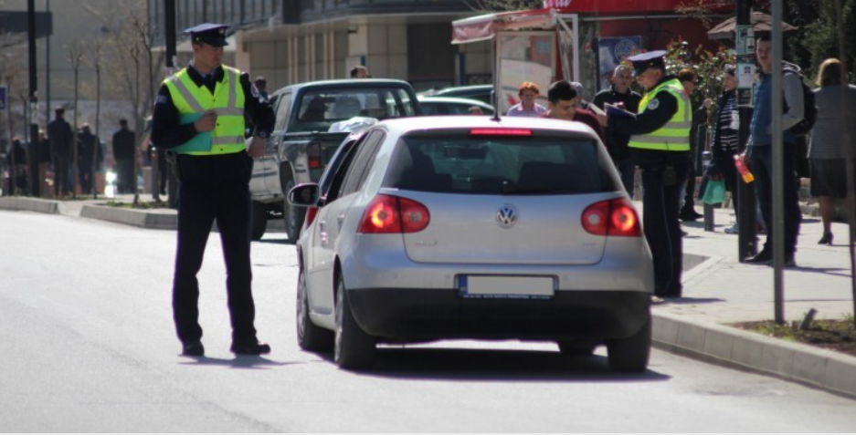 Policia shqiptoi 2056 gjoba trafiku për 24 orë