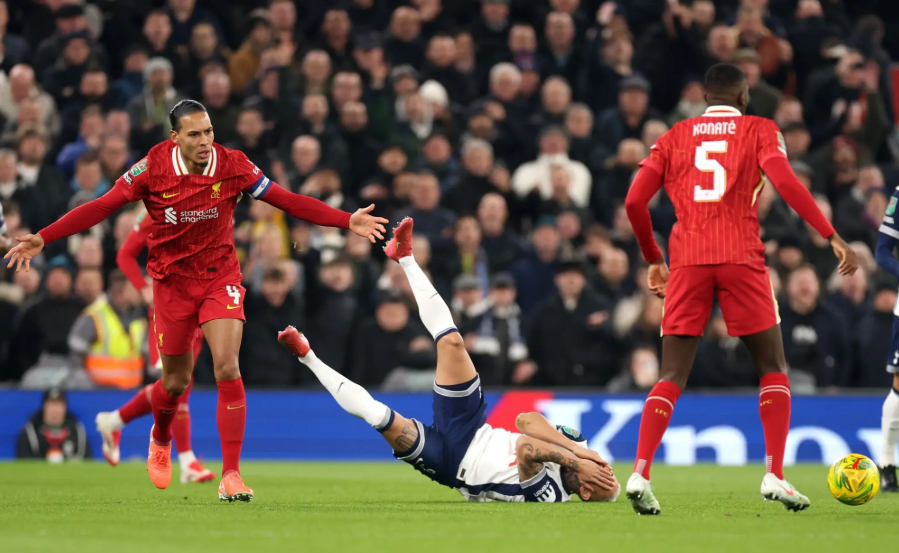 Liverpool deklason Tottenhamin, kalon në finalen e EFL Cup