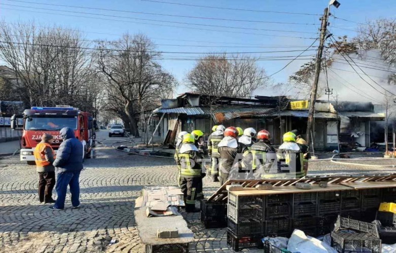 Digjen disa lokale te Tregu i Gjelbër në Prishtinë