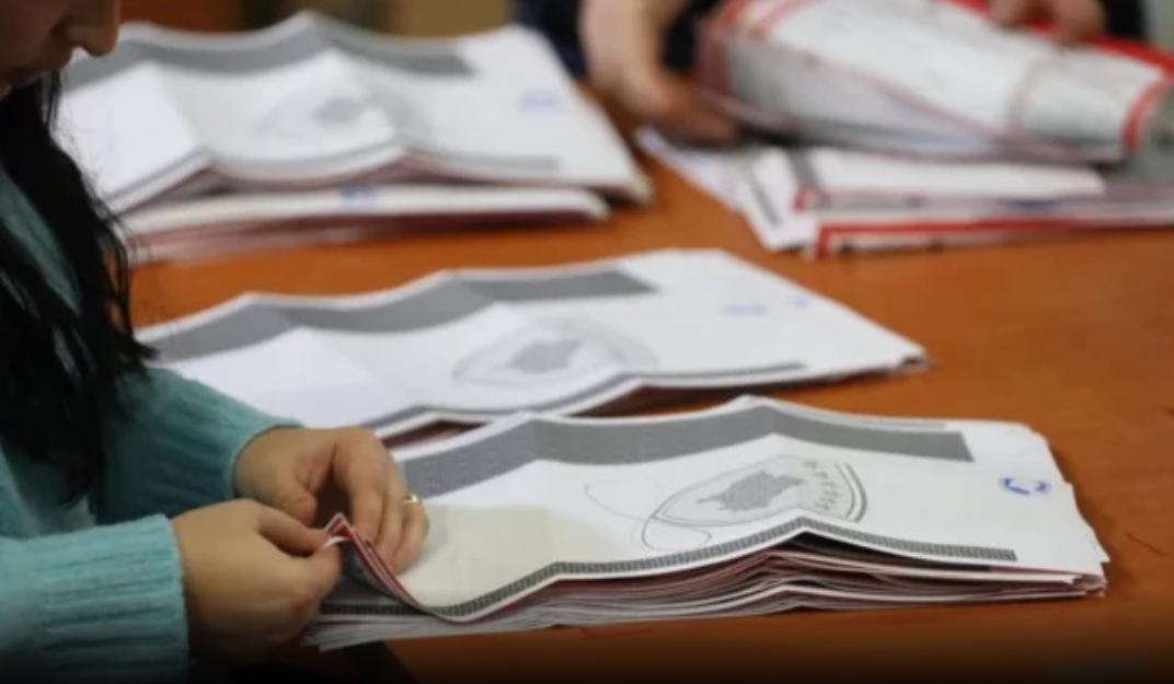 Cakolli për votat me postë: Sipas këtij trendi, LDK e merr edhe një mandat deputeti, LVV mund të shkojë në 49 nëse i fiton 60% të tyre