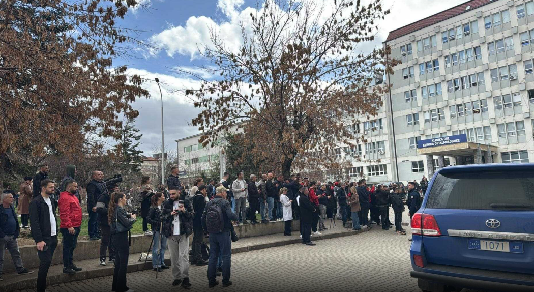 Oborri i QKUK-së mbushet me qytetarë që dëshirojnë ta shohin Hashim Thaçin