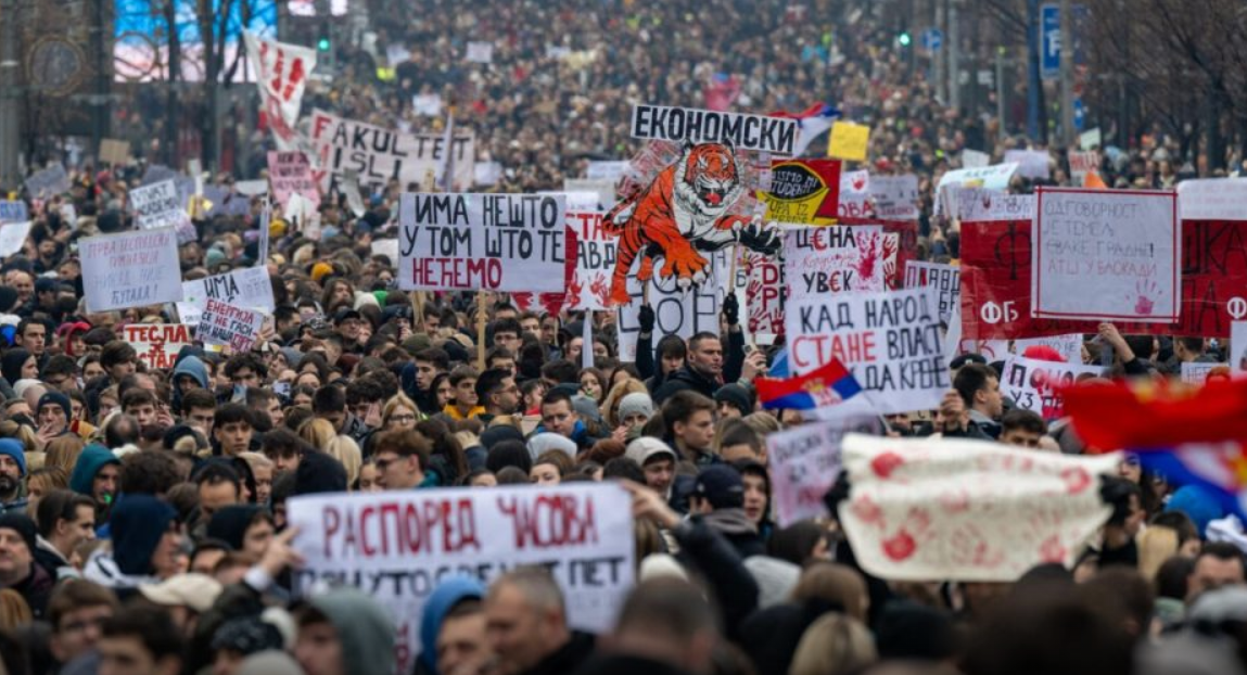 SERBI/Mijëra protestues kundër qeverisë, katër muaj pas incidentit vdekjeprurës të një stacion treni