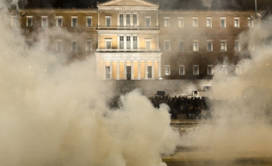 Athina sërish në flakë, protestuesit përplasen me policinë