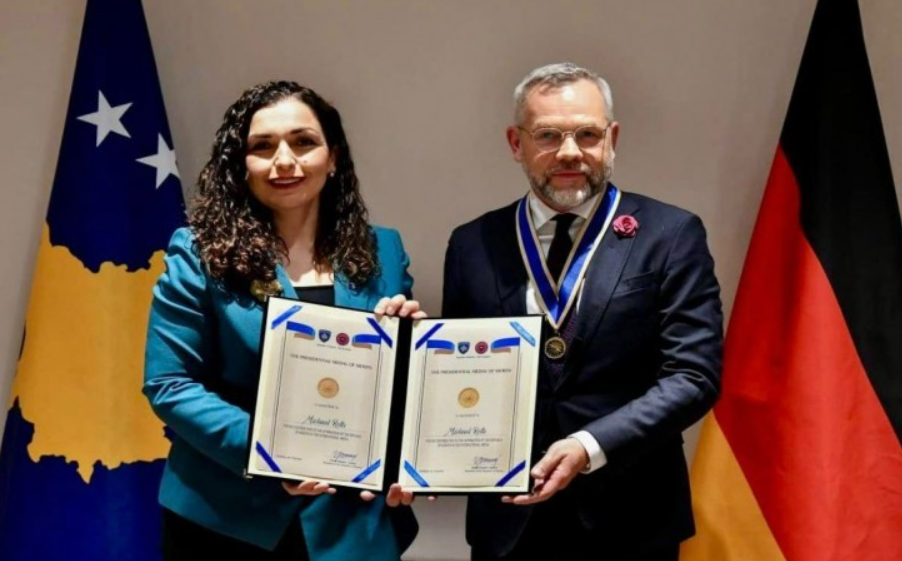 Osmani dekoron Michael Roth me Medaljen Presidenciale të Meritave