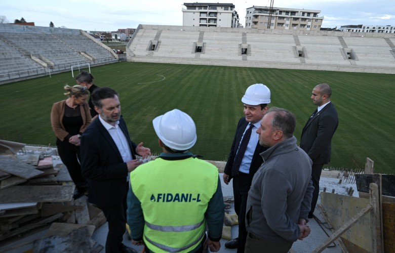 Kurti sheh nga afër punimet në Stadiumin e Qytetit në Gjakovë