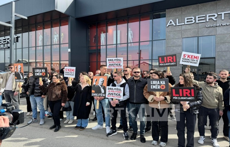 Protestë e qetë para EULEX-it ku po mbahet Thaçi: Kërkojmë drejtësi