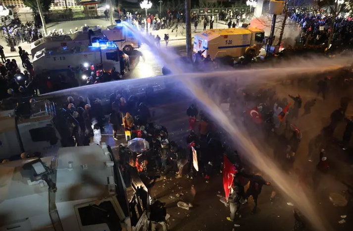 STAMBOLL/Të paktën 323 të arrestuar gjatë protestave për arrestimin e kryebashkiakut