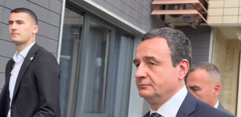 A do të bëjnë kompromis për zgjedhjen e Kryeparlamentarit, Kurti hesht në pyetjet e gazetarëve