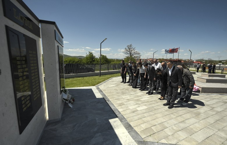 Kurti bëri homazhe në Kompleksin e Martirëve në Çikatovë të re Kurti bëri homazhe në Kompleksin e Martirëve në Çikatovë të re