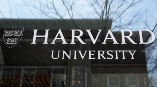 Universiteti i Harvardit padit administratën Trump për ngrirjen e fondeve