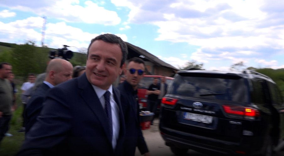 Kryeministri në detyrë shmang përsëri pyetjet e gazetarëve, fëmijët brohorasin emrin e Thaçit dhe Kurtit në akademinë përkujtimore në Studime Kryeministri në detyrë shmang përsëri pyetjet e gazetarëve, fëmijët brohorasin emrin e Thaçit dhe Kurtit në akademinë përkujtimore në Studime