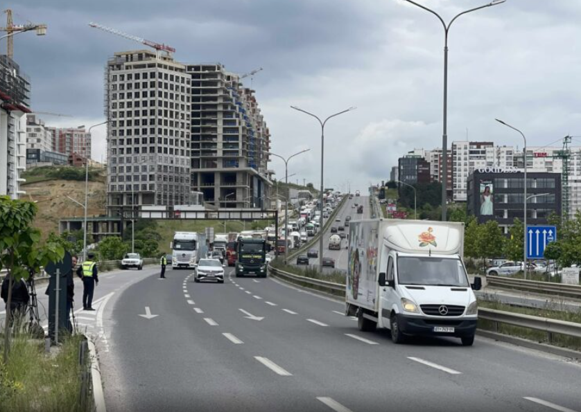 ‘Reuters’ pasqyron protestën e bizneseve në Prishtinë: Kurti s’ka dhënë asnjë shenjë të tërheqjes ‘Reuters’ pasqyron protestën e bizneseve në Prishtinë: Kurti s’ka dhënë asnjë shenjë të tërheqjes