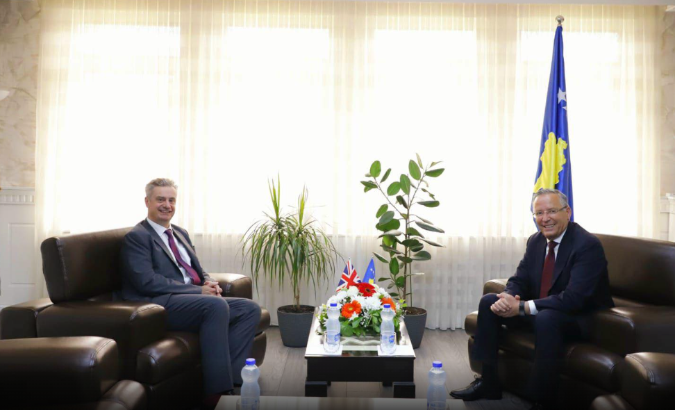 Hamza takon ambasadorin britanik, bisedojnë për nevojën e krijimit të institucioneve të reja Hamza takon ambasadorin britanik, bisedojnë për nevojën e krijimit të institucioneve të reja