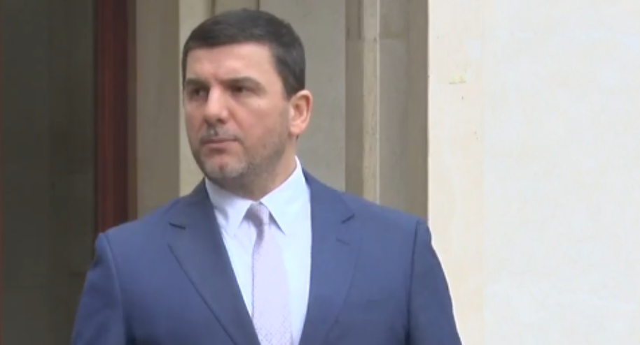 Krasniqi pas takimit: S’ka risi, Kurti po e mban peng shtetin Krasniqi pas takimit: S’ka risi, Kurti po e mban peng shtetin