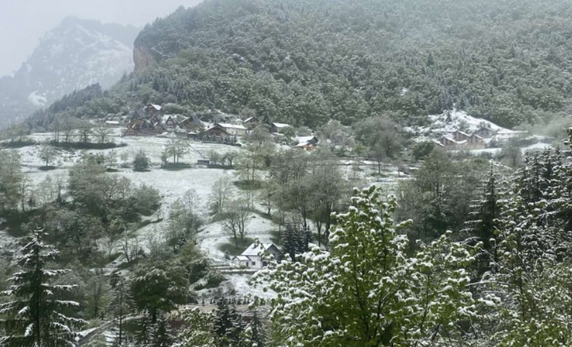 Rugova e Pejës mbulohet nga bora në mes të majit Rugova e Pejës mbulohet nga bora në mes të majit