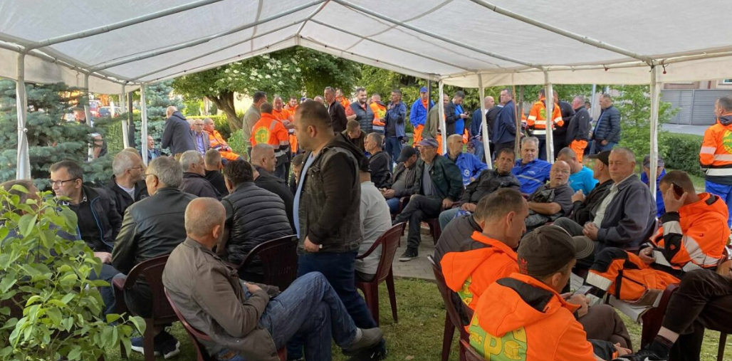 Nënshkruhet kontrata mes KRM “Pastrimi” dhe komunës për pastrimin e qytetit: Duhen zgjidhje afatgjate Nënshkruhet kontrata mes KRM “Pastrimi” dhe komunës për pastrimin e qytetit: Duhen zgjidhje afatgjate