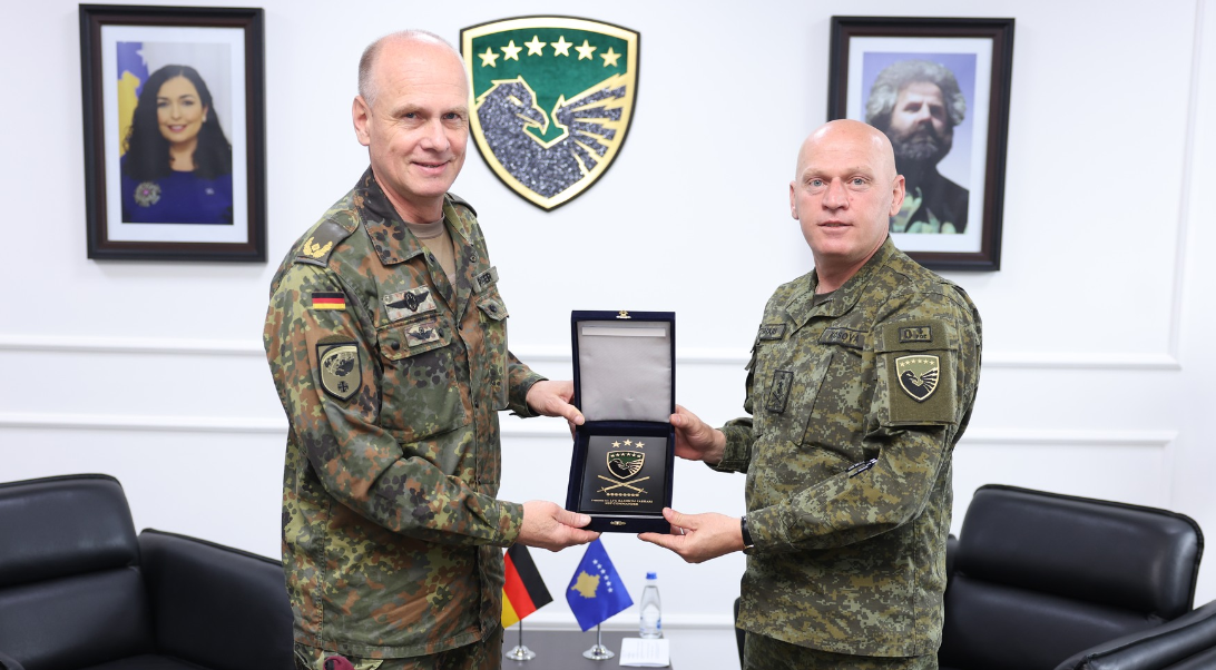 Jashari dhe Pfeifer flasin për mundësinë e bashkëpunimit mes ushtrive të Kosovës dhe Gjermanisë Jashari dhe Pfeifer flasin për mundësinë e bashkëpunimit mes ushtrive të Kosovës dhe Gjermanisë