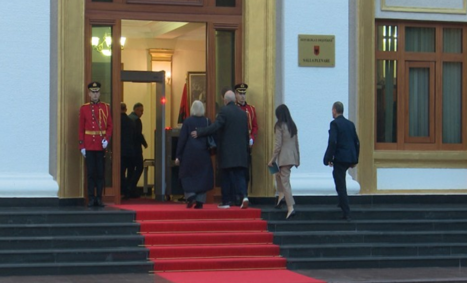 Shqipëri, të hënën deputetët mblidhen për seancën më të afërt plenare