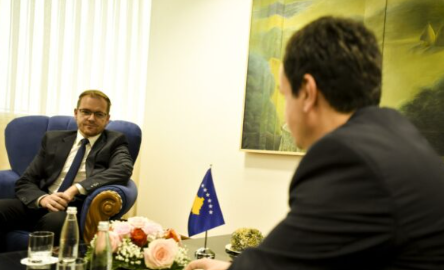 Kurti e shkarkon zv.ministrin Arbër Vokrri pas deklaratave se ndërkombëtarët i kanë nxitur trazirat në Veri Kurti e shkarkon zv.ministrin Arbër Vokrri pas deklaratave se ndërkombëtarët i kanë nxitur trazirat në Veri