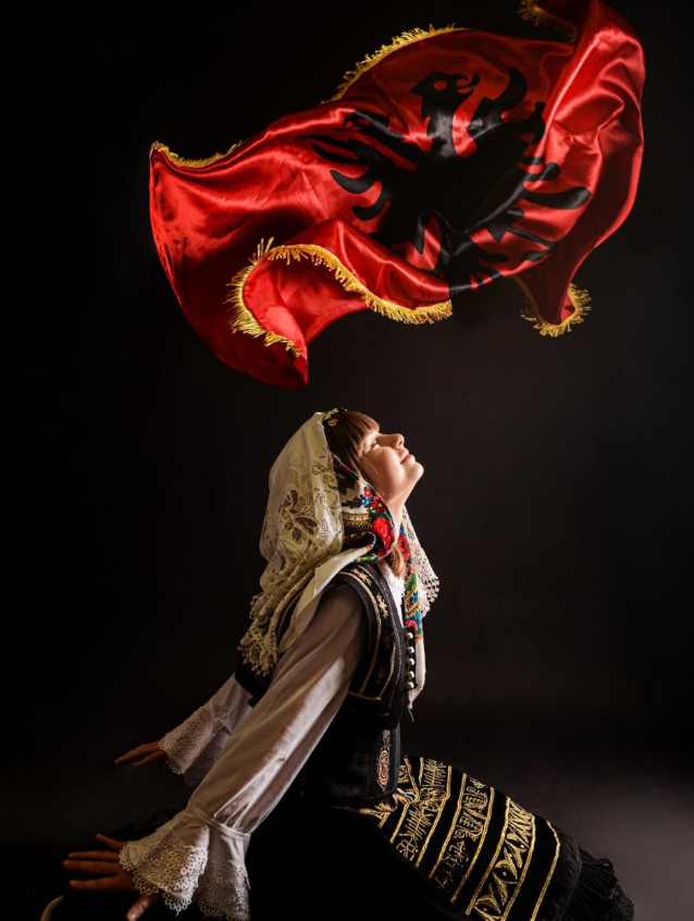 “Vajza me flamur”, Rama ndan foton e fitueses të “Wanderlust” in Albania 2 “Vajza me flamur”, Rama ndan foton e fitueses të “Wanderlust” in Albania 2