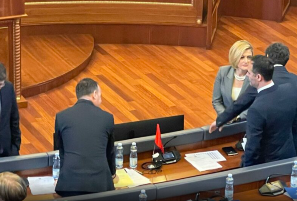 “Kosova peng i Kurtit”, “VV pa numra për Albulenën” – krejt çka thanë sot PDK, LDK e AAK “Kosova peng i Kurtit”, “VV pa numra për Albulenën” – krejt çka thanë sot PDK, LDK e AAK