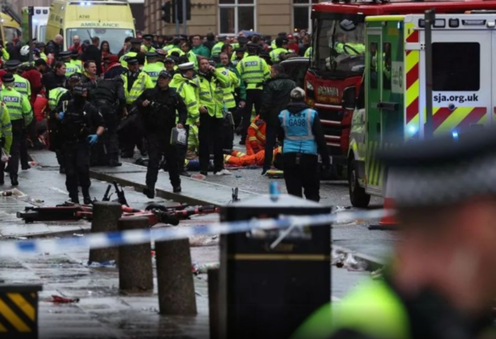Pamje të rënda! Makina hyn mes turmës dhe përplas dhjetra tifozë të Liverpool që po festonin titullin (VIDEO) Pamje të rënda! Makina hyn mes turmës dhe përplas dhjetra tifozë të Liverpool që po festonin titullin (VIDEO)