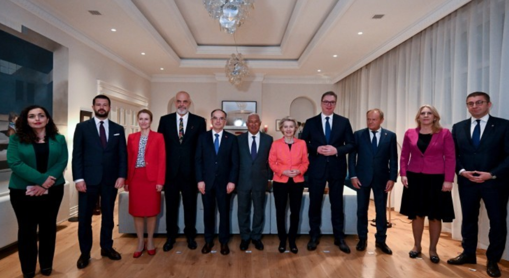 Von der Leyen publikon foto nga Tirana përkrah Osmanit, Ramës e Vuçiqit Von der Leyen publikon foto nga Tirana përkrah Osmanit, Ramës e Vuçiqit