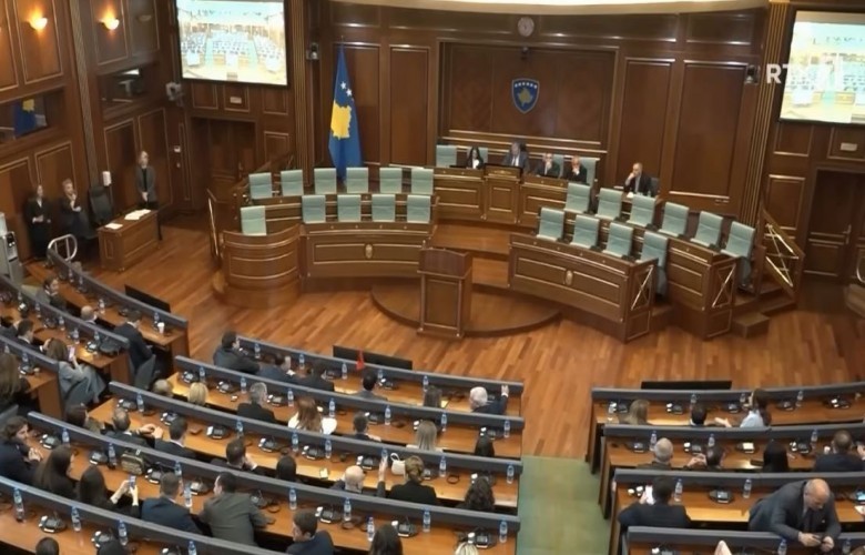 Analistët: Vazhdimi i seancave një ditë po, një ditë jo, është absurd Analistët: Vazhdimi i seancave një ditë po, një ditë jo, është absurd