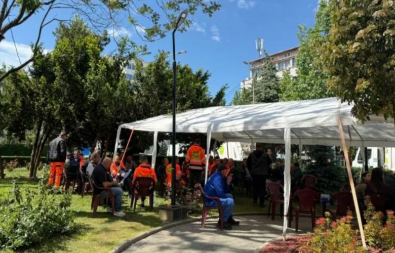Sindikalistët e `Pastrimit` po e vazhdojnë grevën Sindikalistët e `Pastrimit` po e vazhdojnë grevën